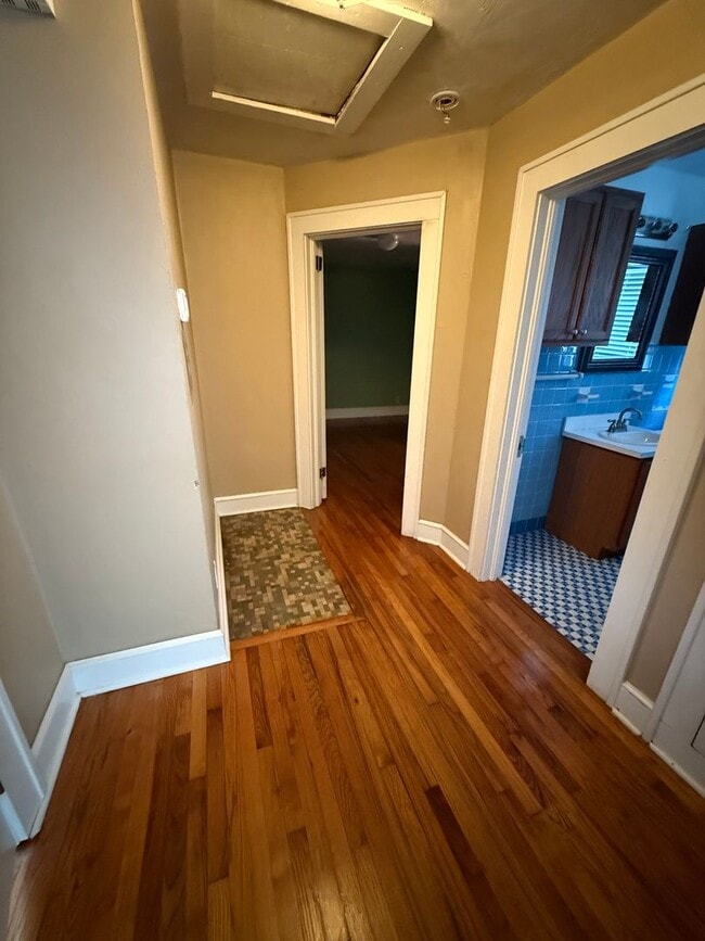 Building Photo - 4/3 House off of Bellevue! Available August 2026!