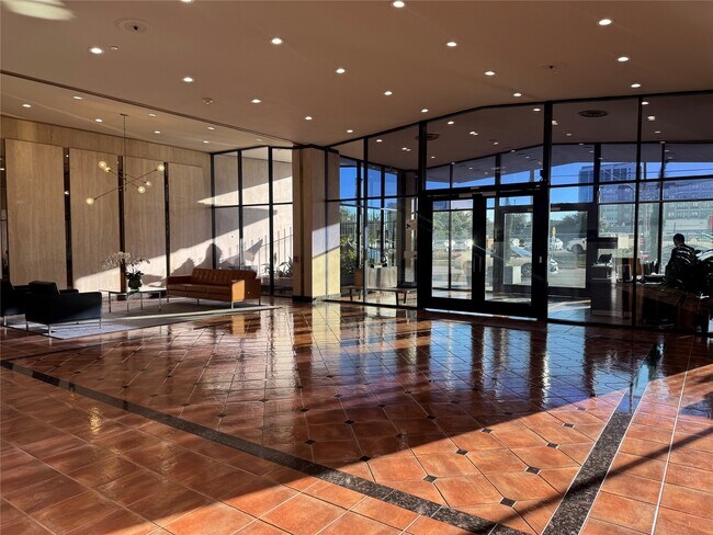 Building Photo - 2016 Main St