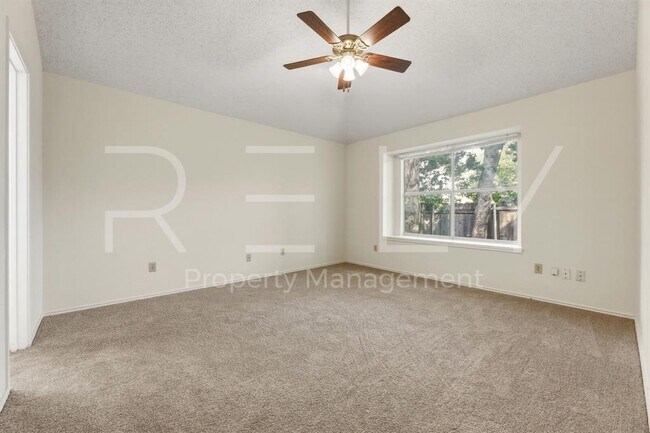 Building Photo - 604 David Curry Dr