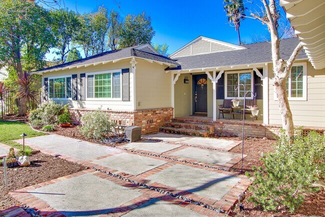 Building Photo - 5923 Jumilla Ave