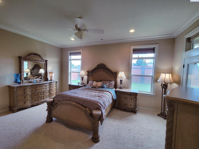 Building Photo - Large South Richland 4 Bed/3 Bath Home