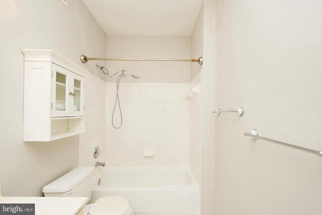 Building Photo - 2324 Henshaw Pl