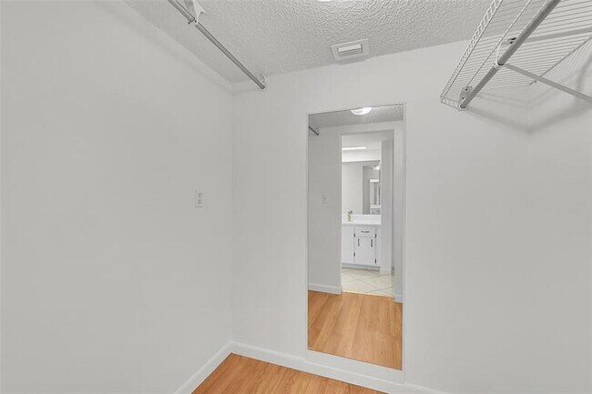 Building Photo - 2304 S Cypress Bend Dr