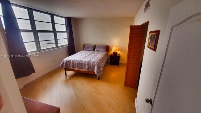 Building Photo - 999 Brickell Bay Dr