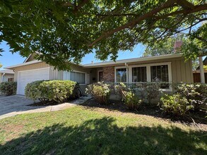 Building Photo - Charming 3 Bedroom / 2 Bathroom Home