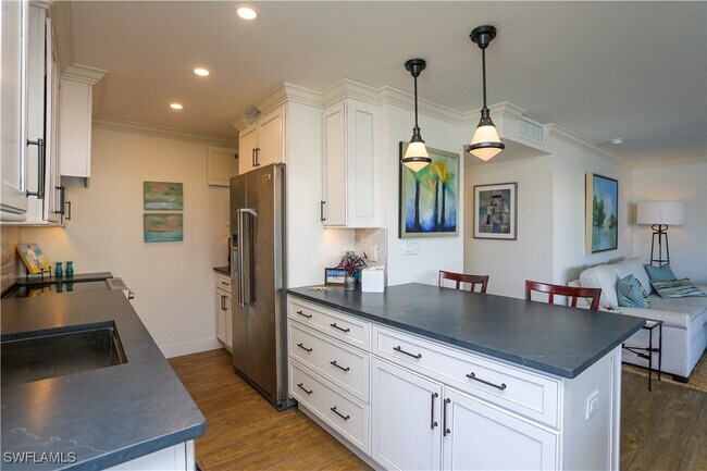 Building Photo - 333 Harbour Dr