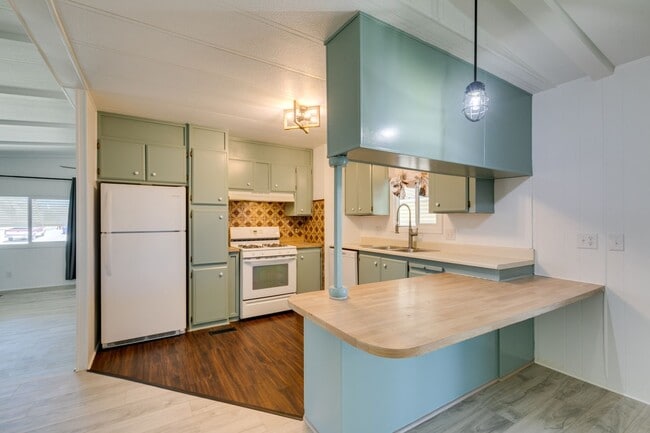 Building Photo - Beautifully Remodeled Boulder City Home with Spacious Backyard Retreat