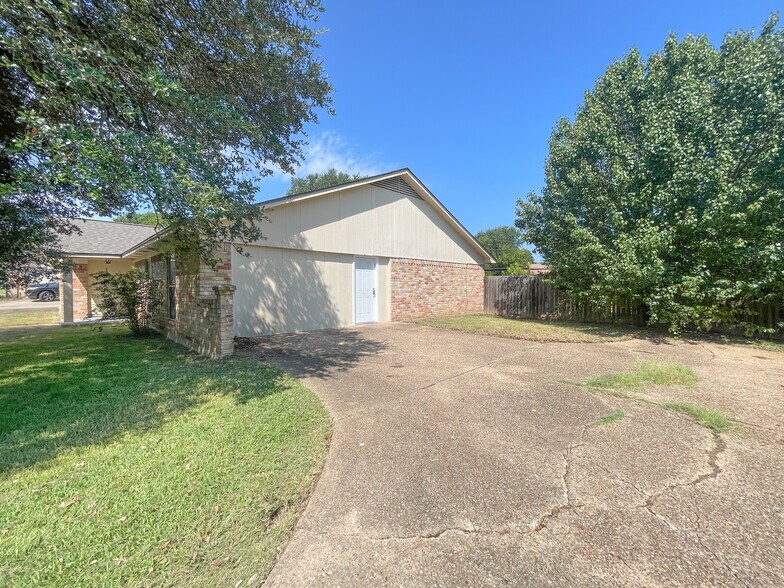 Building Photo - 312 Cedarwood Ln