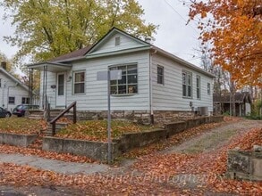 Building Photo - 806 N Lincoln St