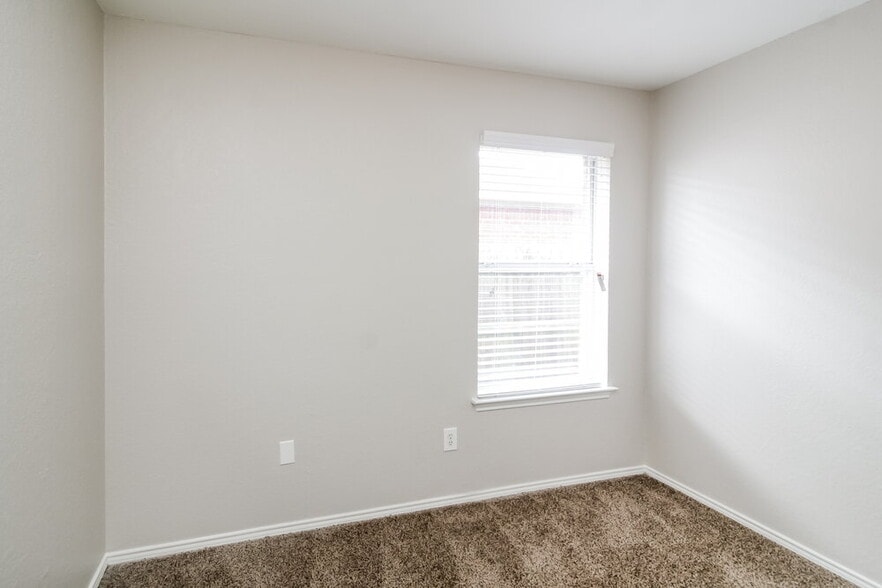 Building Photo - 900 Springfield Dr