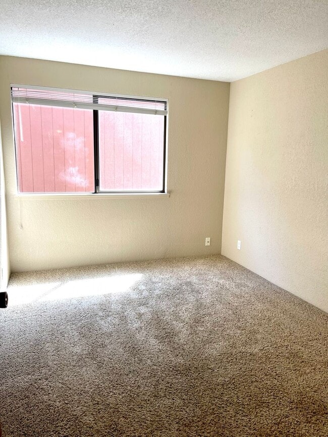 Building Photo - Large Unit! 2-Car Garage Parking! Don't Miss This One!