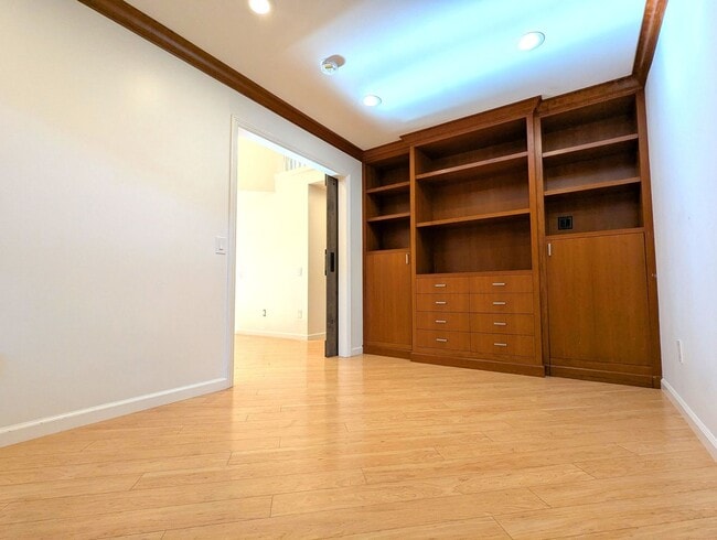 Building Photo - Amazing, gorgeous, end unit with huge yard.....