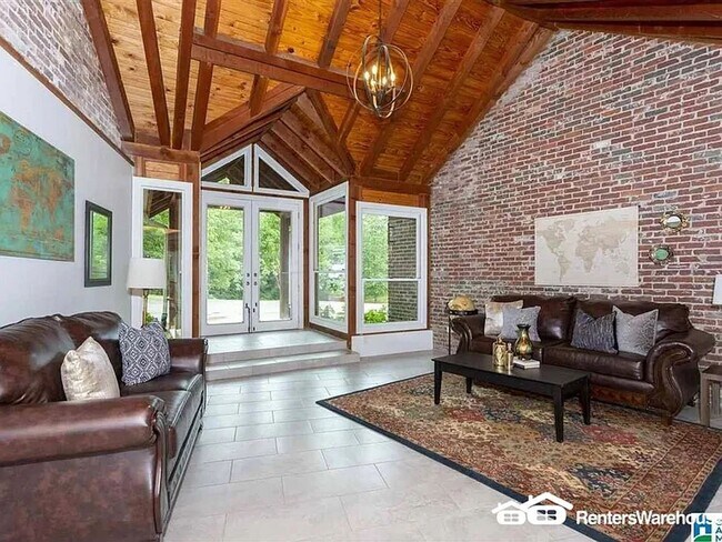 Building Photo - Remarkable 5 bedroom 6 bathroom estate loaded with charm