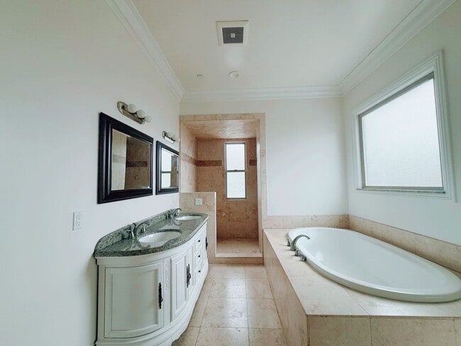 Building Photo - Spacious 6 Bed in Carlsbad with Ocean Views and Roof Top deck, 1 mile to the Beach!!