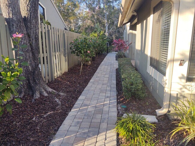 Building Photo - Gorgeous 3 bedroom 2 bath townhome with FL...
