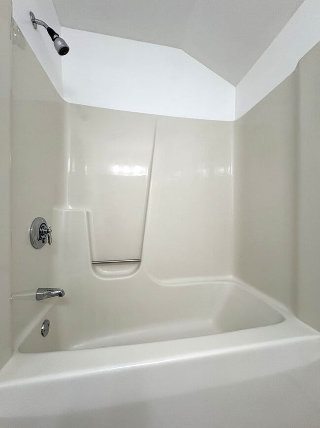 Building Photo - 50% off 1st month's rent for 4/1/26 move-in. Completely updated 2 bedroom condo in desireable Bro...