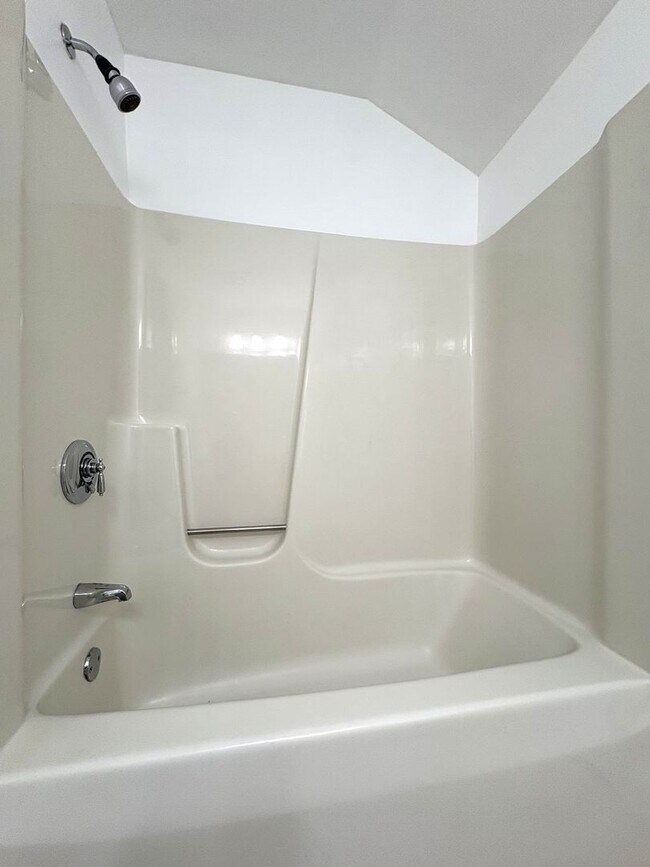 Building Photo - Completely updated 2 bed condo in desireab...