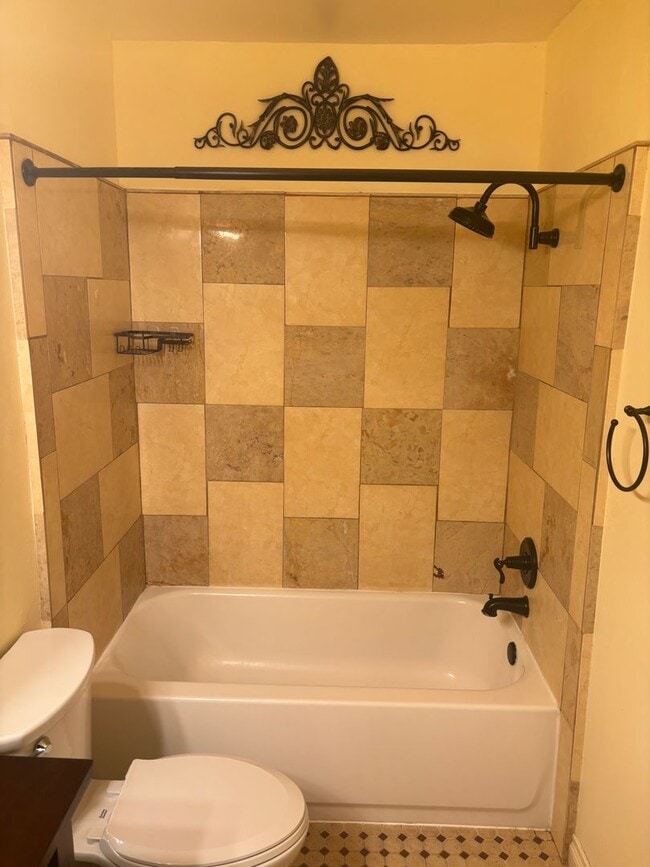 Building Photo - Charming 1 Bedroom, 1 Bathroom Unit in a S...