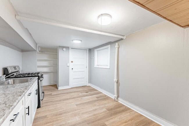 Building Photo - 2557 N Lockwood Ave