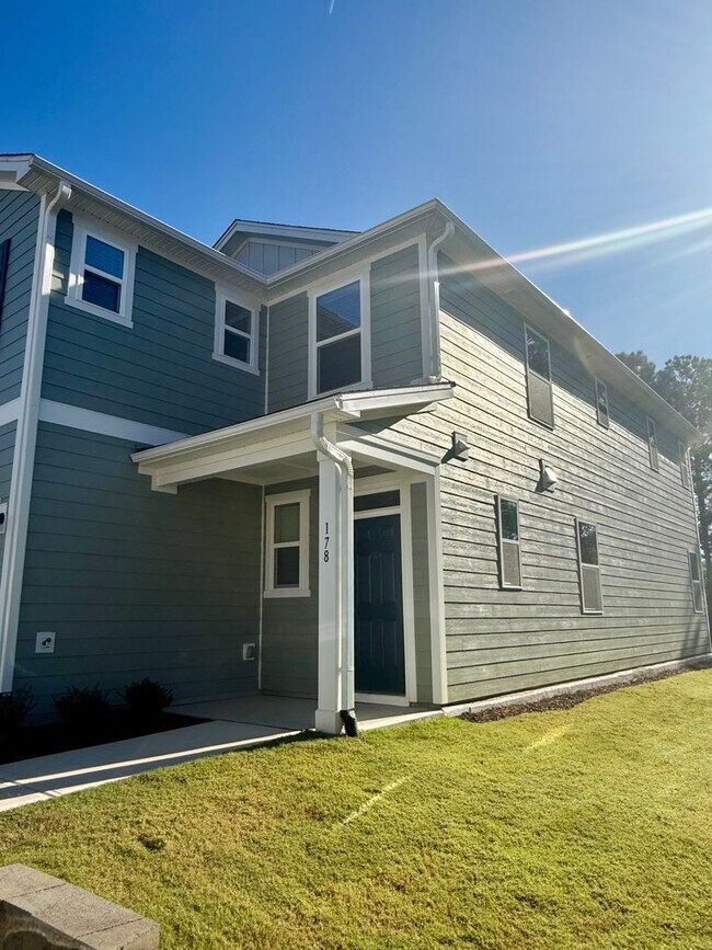 Building Photo - Three bedroom, 2.5 bath townhome in Mebane...