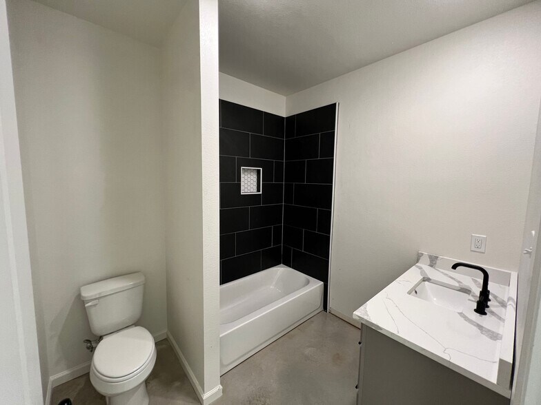 Building Photo - 2232 J E Woody Rd