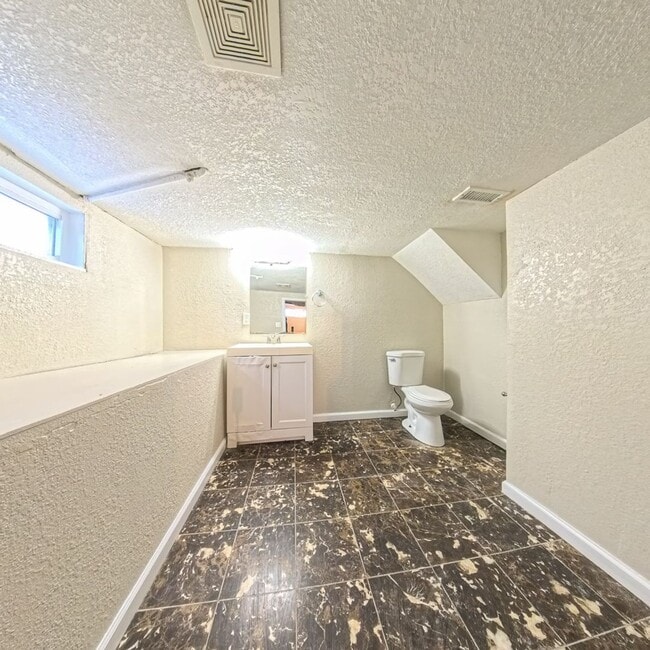 Building Photo - Spacious 2 Bedroom 2 Bath Home