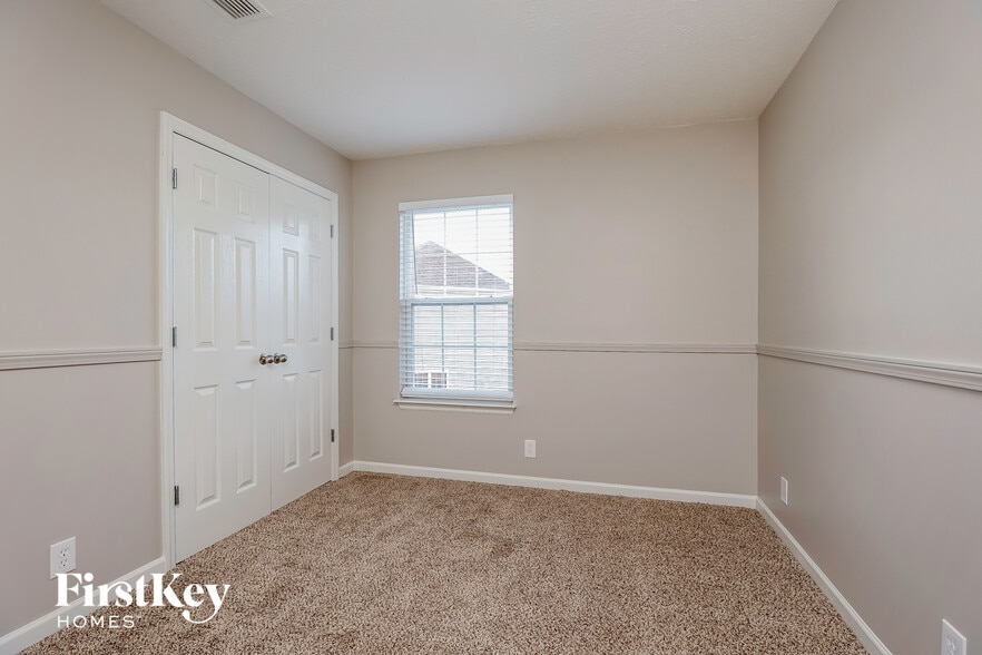 Building Photo - 1304 Sunray Dr
