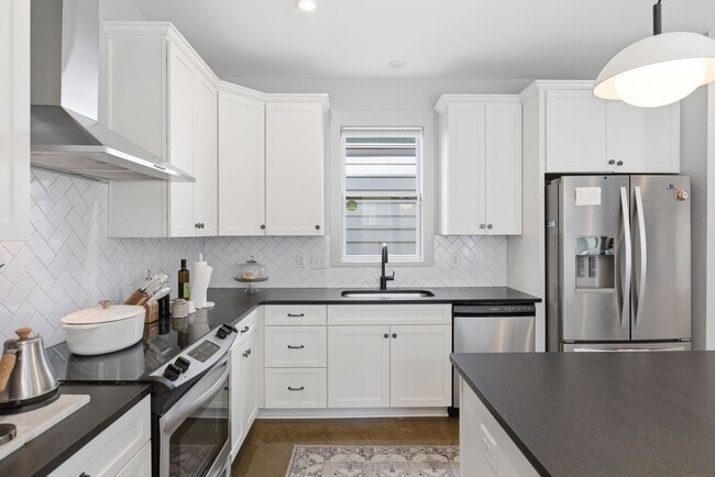 Building Photo - 1608 16th Ave N