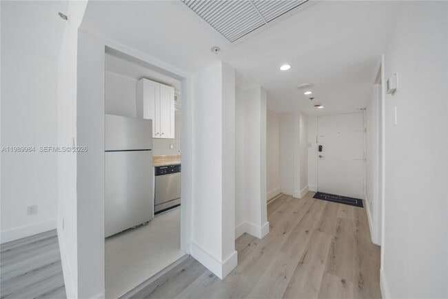 Building Photo - 100 Lincoln Rd