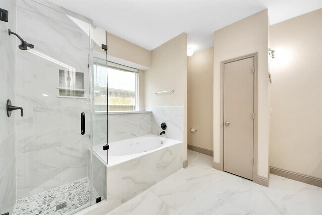 Building Photo - 2030 Winding Hollow Dr