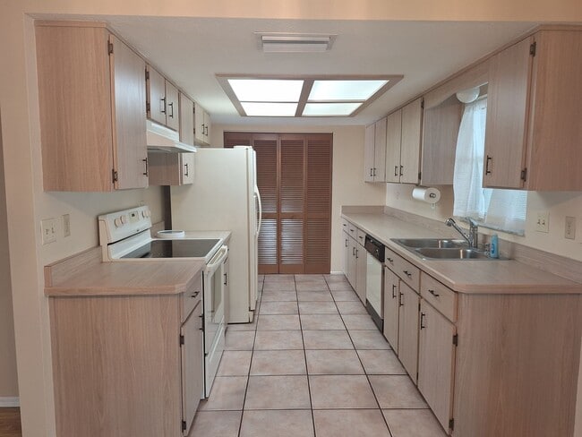 Building Photo - 2BR 2BA 1 CAR GARAGE DUPLEX IN PELICAN COVE WEST