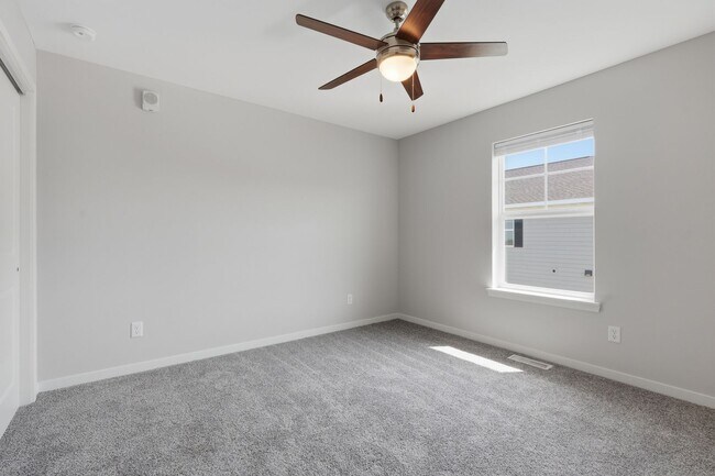 Building Photo - 142 Russ Dr SW