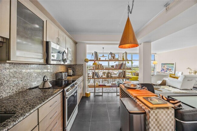 Building Photo - 5055 Collins Ave