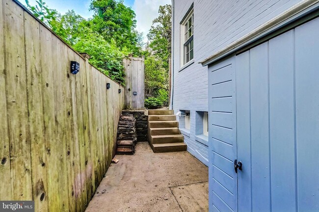 Building Photo - 4831 Calvert St NW