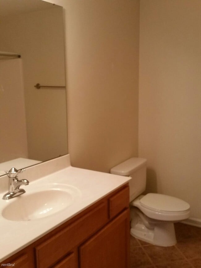 Building Photo - 2 br, 2 bath  - 7108 W Friendly Ave Unit 105