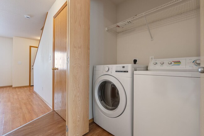 Building Photo - 2-Bedroom Duplex in SE Portland - Enjoy 1/...