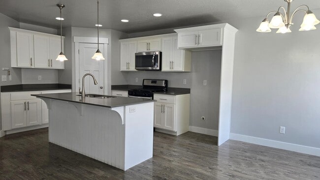 Building Photo - 4933 W Pillar Dr