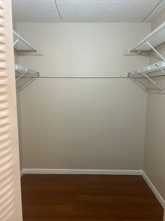 Building Photo - Move-in Special thru 12/1 - 1 BR 1 1/2 Bat...