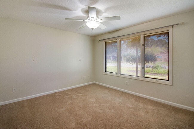 Building Photo - 6 Muskogee Ln
