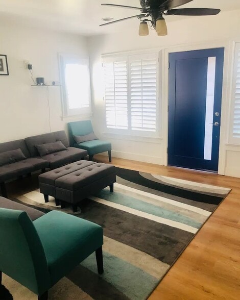 Building Photo - 1037 W 73rd St