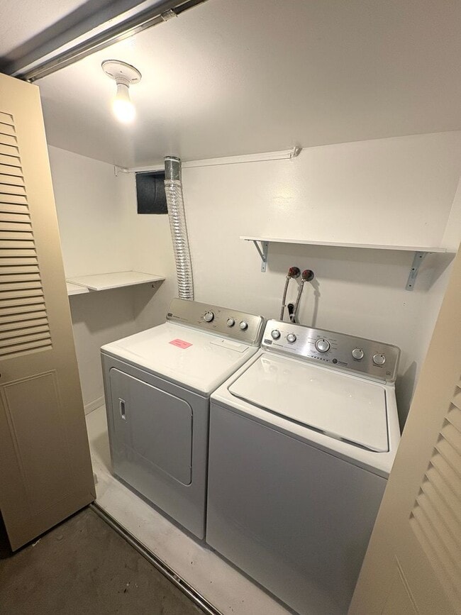 Building Photo - 2 bedroom 2 bath condo