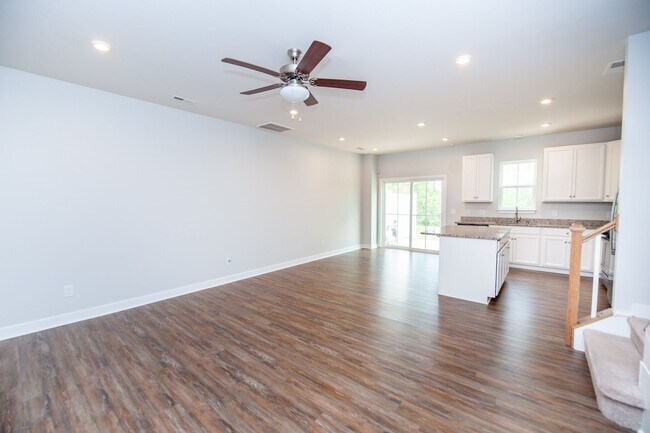 Building Photo - 3BR/2.5BA Modern Townhome on Spartanburg’s...