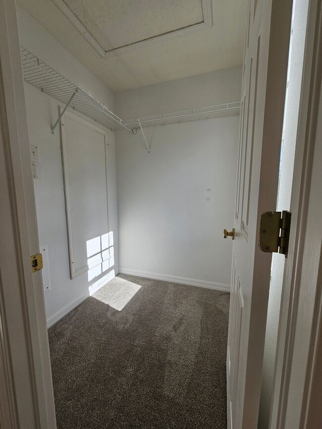 Building Photo - 2 bed/1.5 bath Townhouse in Lakeview Village