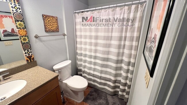 Building Photo - 2 Bedrooms, 2 Baths and a Single Car Garage