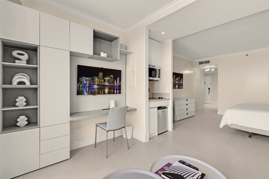 Building Photo - 4385 Collins Ave