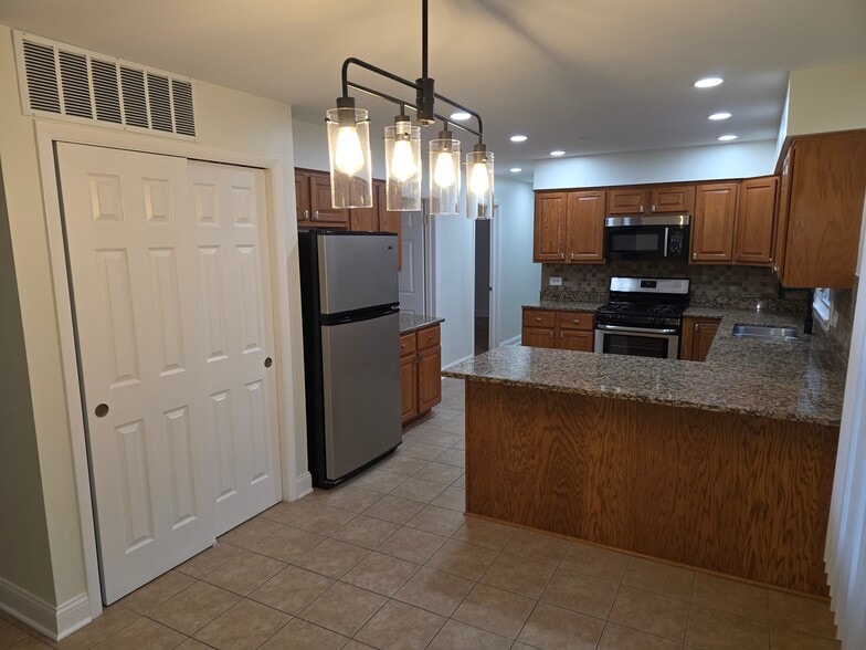 Building Photo - 826 E Capri Dr