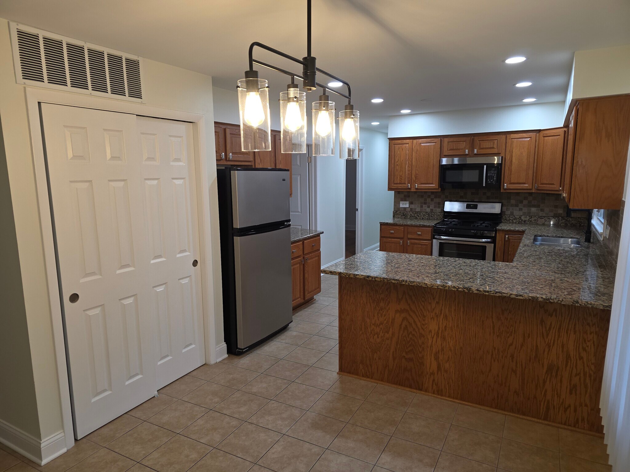 Building Photo - 826 E Capri Dr