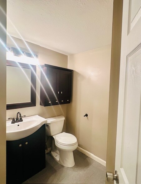 Building Photo - 224 Glenlake Dr