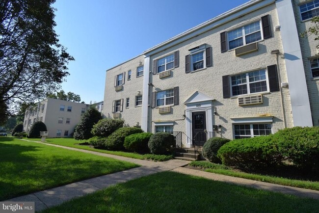 Building Photo - 2241 Farrington Ave