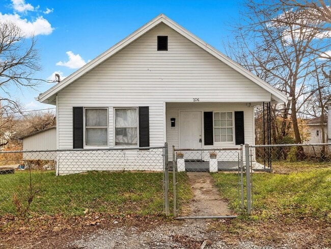 Building Photo - Spacious 2 Bed, 1 Bath Apartment